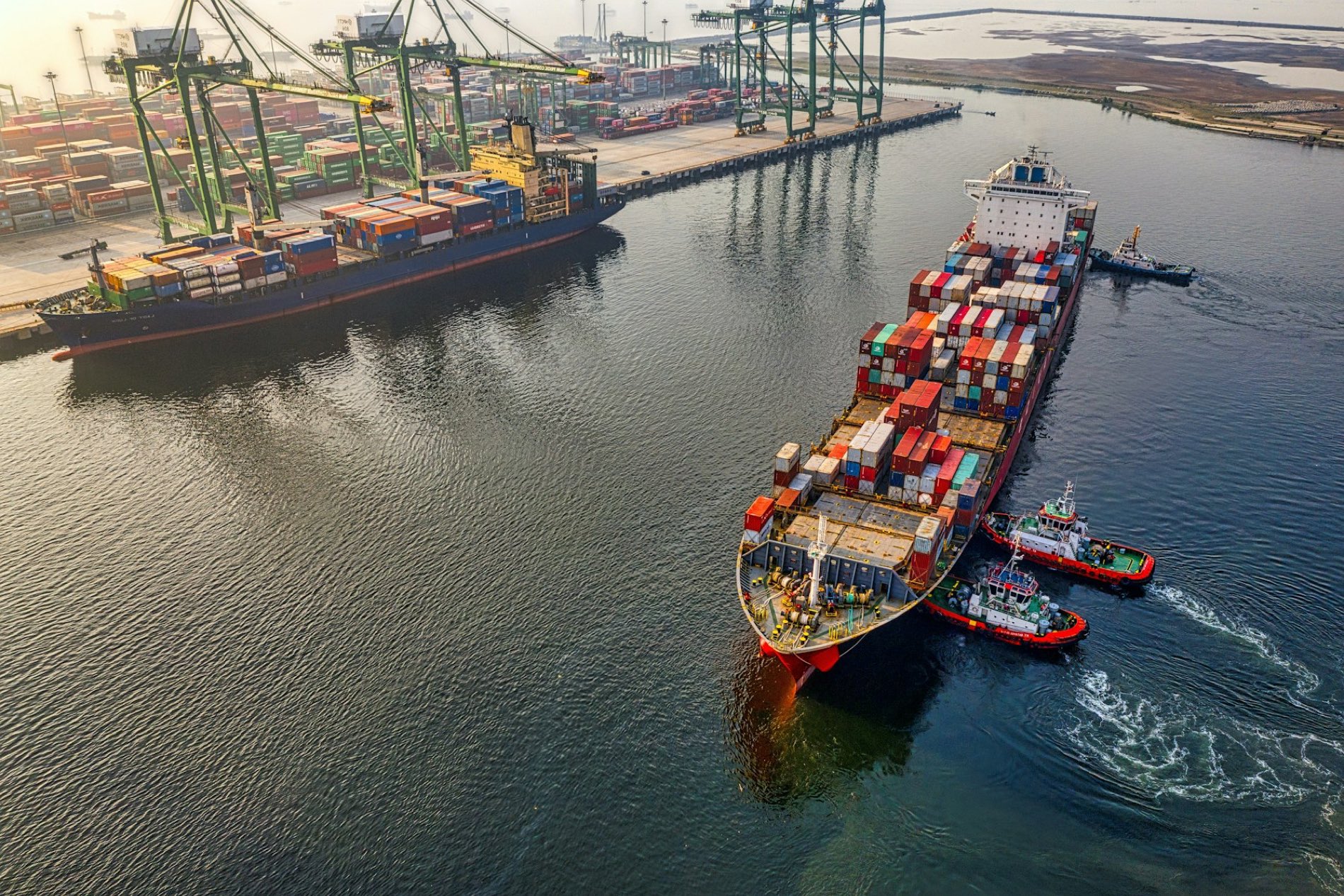 Container vessel with tugs
